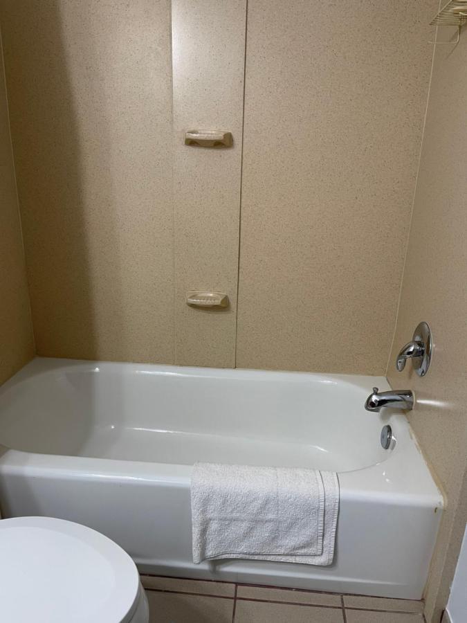 Budget Inn Темпъл Хилс Екстериор снимка